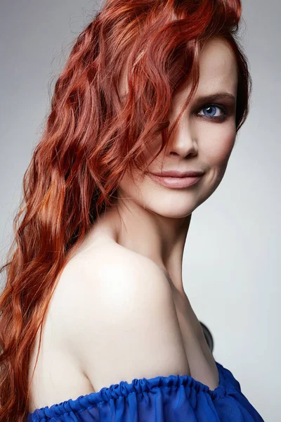 Mulher Bonita Com Cabelo Encaracolado Vermelho Maquiagem Sensual Romântica Ruiva — Fotografia de Stock