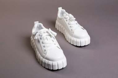 Beyaz spor ayakkabılar. Moda ayakkabıları hala hayat. Stüdyoda şık bir fotoğraf.