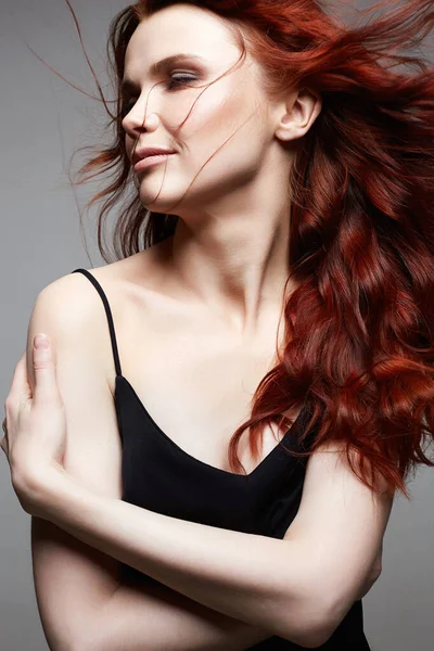 Gyönyörű Boldog Hosszú Vörös Hajjal Szépség Portré Egészséges Haj Mosolygós — Stock Fotó