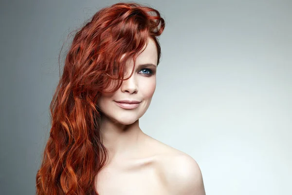 Όμορφη Ευτυχισμένη Γυναίκα Σγουρά Κόκκινα Μαλλιά Πορτρέτο Ομορφιά Της Υγιούς — Φωτογραφία Αρχείου