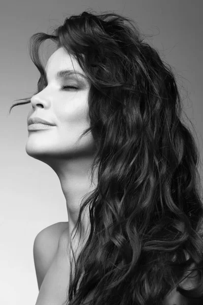 Mujer Hermosa Feliz Con Pelo Rizado Belleza Blanco Negro Retrato — Foto de Stock