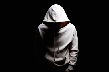 Hood'daki adam. Kapüşonlu kazak giyen çocuk. Erkek portresi