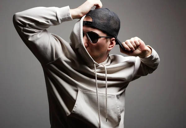 Pria Bertudung Topi Dan Kacamata Hitam Pria Bergaya Dengan Baju — Stok Foto