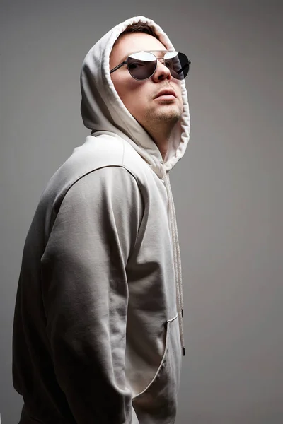 Hombre Capucha Gafas Sol Chico Con Estilo Una Sudadera Con — Foto de Stock