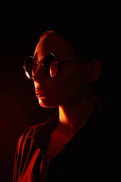 Vacker Ung Kvinna Solglasögon Fashionabla Flicka Rött Ljus — Stockfoto