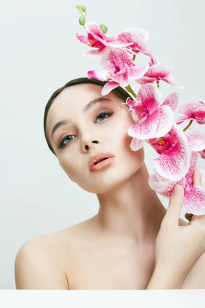 Beautiful Young Woman Holding Flowers Beauty Portrait Girl Orchid Flower — Stock Photo, Image