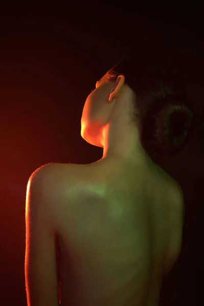 Γυναίκα Πίσω Στο Χρώμα Του Φωτός Όμορφη Γυναίκα Πολύχρωμα Φωτεινά — Φωτογραφία Αρχείου