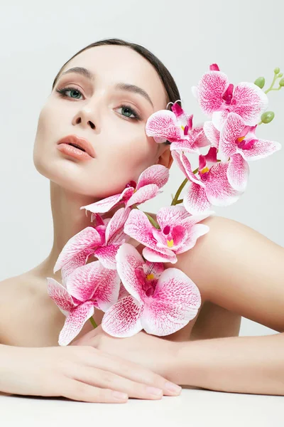 Hermosa Joven Con Flores Retrato Belleza Niña Con Flor Orquídea — Foto de Stock