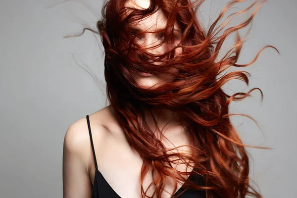 Bela Jovem Com Cabelo Ruivo Voador Retrato Beleza Menina Cabelo — Fotografia de Stock