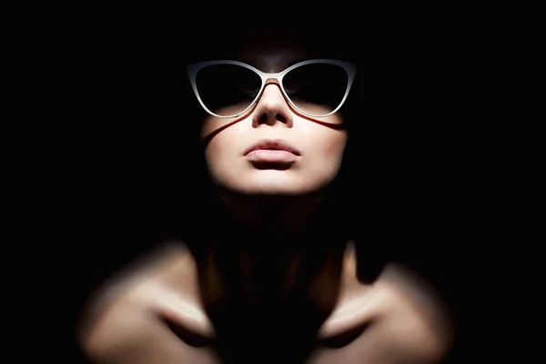 Portret Pięknej Kobiety Okularach Przeciwsłonecznych Lady Dziewczyna Patrząc Ciemności — Zdjęcie stockowe