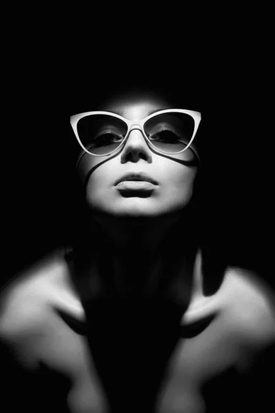 Πορτρέτο Της Όμορφης Γυναίκας Γυαλιά Κορίτσι Που Κοιτά Από Σκοτάδι — Φωτογραφία Αρχείου