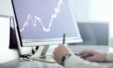 Müdür çalışıyor. Bilgisayar monitöründeki çizelgeleri analiz ediyorum. Mesafeli. Uzaktan öğrenme ya da çalışma. Tüccar veya Komisyoncu