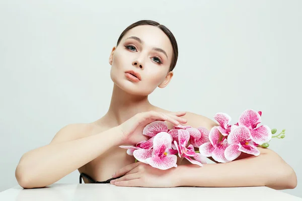 Mulher Bonita Com Flores Retrato Beleza Menina Com Flor Orchid — Fotografia de Stock