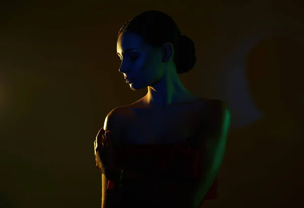 Schöne Frau Bunten Hellen Lichtern Farbsilhouette Des Mädchens Dunkelheit — Stockfoto