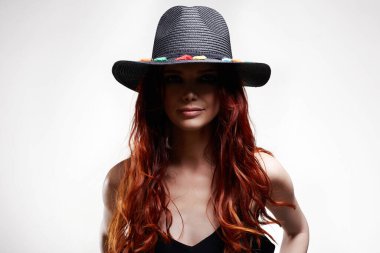 Kıvırcık kızıl saçlı, Şapkalı güzel bir kadın. Sağlıklı renkli saçlı kızın güzel portresi.