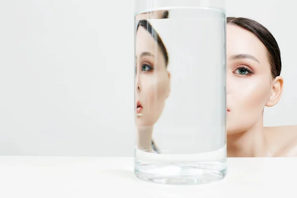 Красива Дівчина Склянці Водою Чиста Шкіра Молода Жінка Краса Мода — стокове фото