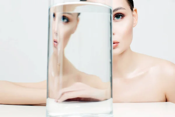 Hermosa Chica Vaso Con Agua Piel Limpia Mujer Joven Retrato — Foto de Stock