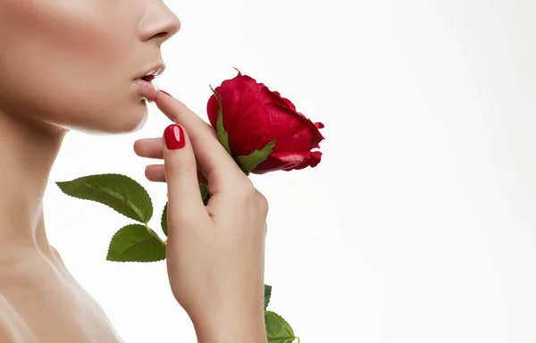 花を持つ美しい若い女性 バラの花の女の子の官能的な美しさの肖像画 クリーンフェイス メイク マニキュア — ストック写真