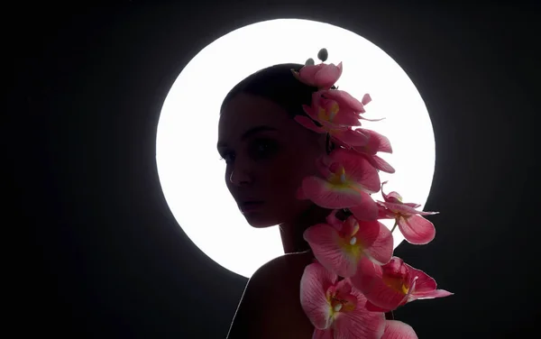 Hermosa Mujer Joven Con Flor Orquídea Silueta Femenina Con Flores —  Fotos de Stock