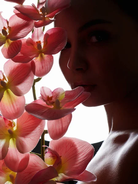 Belle Silhouette Jeune Femme Avec Des Fleurs Beauté Portrait Fille — Photo