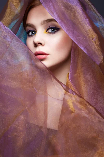 Hermosa Mujer Joven Velo Color Chica Maquillaje Colorido Retrato Belleza —  Fotos de Stock