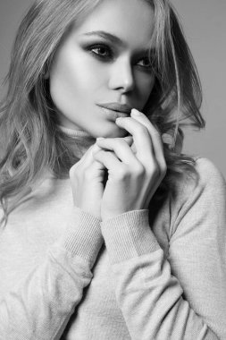 Güzel genç kadın siyah beyaz portre. Makyajlı ve kıvırcık sarı saçlı şehvetli güzel kız.