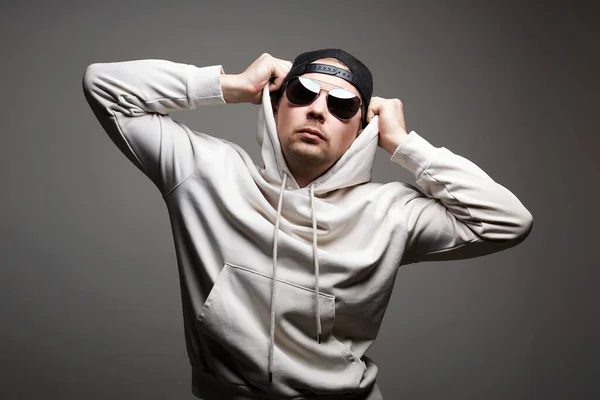 Mannen Hood Hatt Och Solglasögon Stilren Pojke Huvtröja Manligt Porträtt — Stockfoto