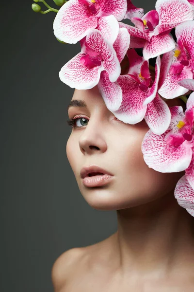 Mulher Flores Retrato Beleza Menina Com Flor Orchid Pele Limpa — Fotografia de Stock