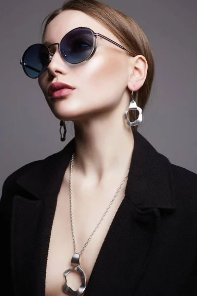Güneş Gözlüklü Mücevherli Güzel Seksi Bir Kadının Moda Portresi Karanlıktaki — Stok fotoğraf