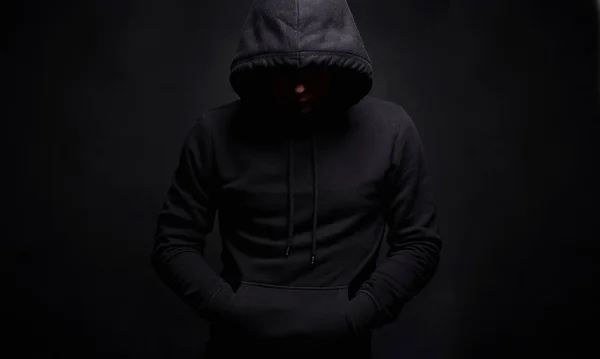 Людина Чорному Капюшоні Темній Студії Хлопчик Зачепленому Светрі Портрет Чоловіка — стокове фото