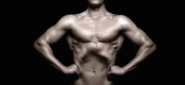 ボディビルダーの少年 裸の体の筋肉男 体育館 — ストック写真