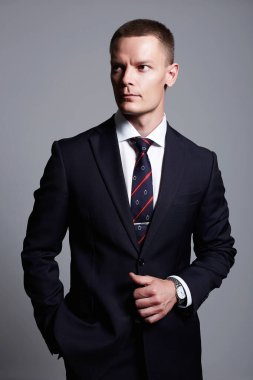 Resmi tarz yakışıklı bir adam. Buisnessman. Takım elbiseli patron.
