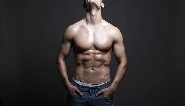 ジーンズ姿のトップレスセクシー男 ボディビルダーの少年 裸の体の筋肉男 体育館 — ストック写真