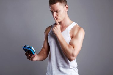 Vücut geliştirici protein için yükleniyor. Yakışıklı fitness çocuğu. Vücut kaslı spor adamı. Spor beslenmesi