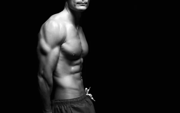トップレスセクシーな男 ボディビルダー 裸の体の筋肉少年 ジムのコンセプト スポーツ栄養 — ストック写真