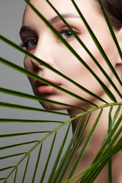Красива Дівчина Пальмовому Листі Красива Молода Жінка Макіяжем Портрет Краси — стокове фото