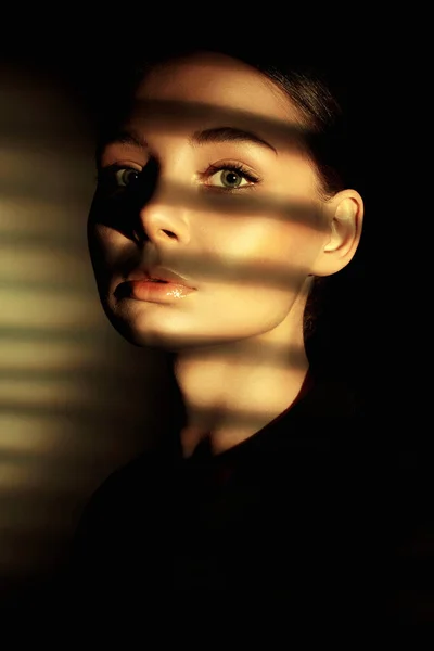 Licht Auf Das Gesicht Des Schönen Mädchens Sinnliche Junge Frau — Stockfoto