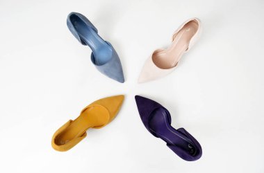 Farklı renklerde kadın klasik ayakkabıları. Moda Kadın Ayakkabı Koleksiyonu