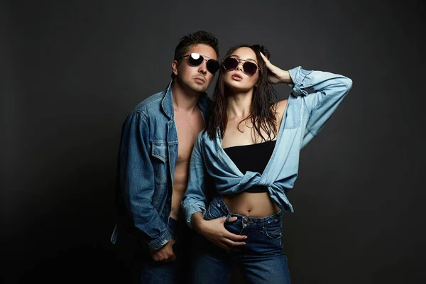 Hermosa Pareja Moda Hermosa Con Gafas Moda Posando Juntos Hipster — Foto de Stock