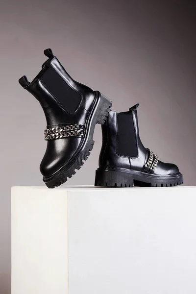 チェーン付きのファッショナブルな黒チェルシーの靴 流行のブーツ Still Life — ストック写真
