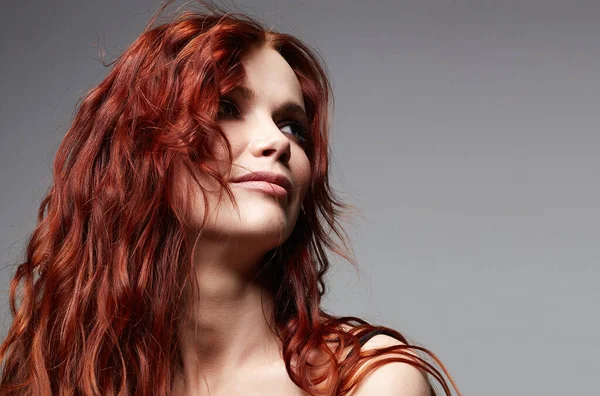 Красивая Молодая Женщина Вьющимися Рыжими Волосами Портрет Здоровой Девушки Волосами — стоковое фото
