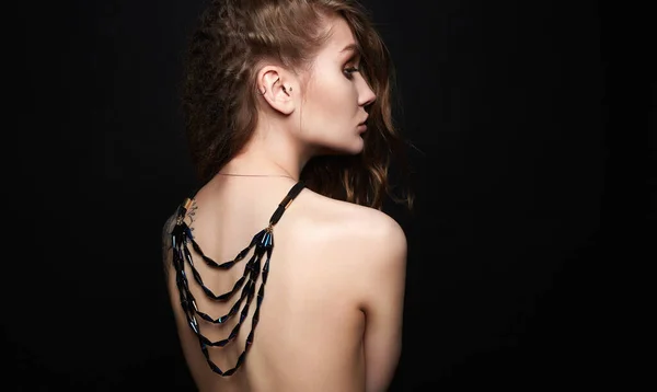 Schöne Junge Frau Mit Halskette Auf Dem Nackten Rücken Lockiges — Stockfoto