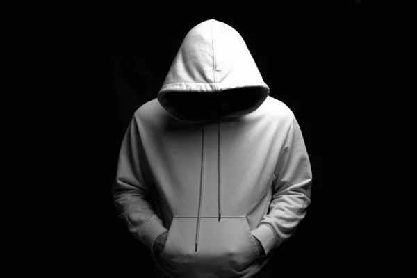 Άνθρωπος Λευκό Hoodie Αγόρι Κουκούλα Που Ποζάρει Στο Σκοτάδι — Φωτογραφία Αρχείου