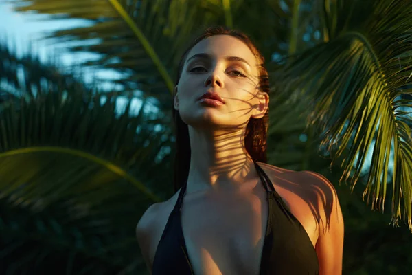 Bela Menina Verão Folhas Palma Durante Pôr Sol Jovem Mulher — Fotografia de Stock