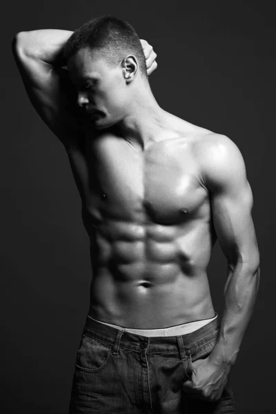 Retrato Blanco Negro Del Culturista Boy Hombre Musculoso Cuerpo Fuerte — Foto de Stock