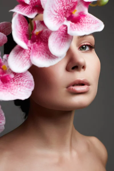 Mooie Vrouw Bloemen Beauty Portret Van Meisje Met Orchidee Bloem — Stockfoto