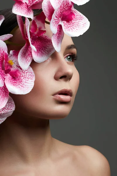 Mooie Vrouw Bloemen Beauty Portret Van Meisje Met Orchidee Bloem — Stockfoto