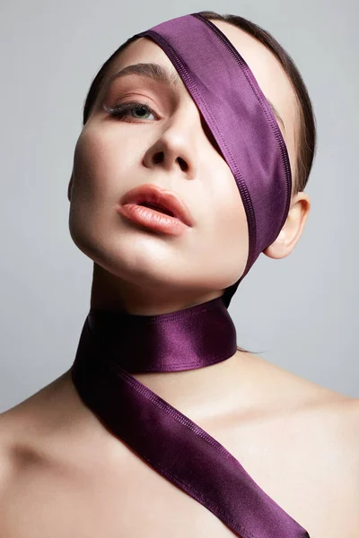 Schöne Junge Frau Seidenband Auf Ihrem Gesicht Und Körper Schönheitsporträt — Stockfoto