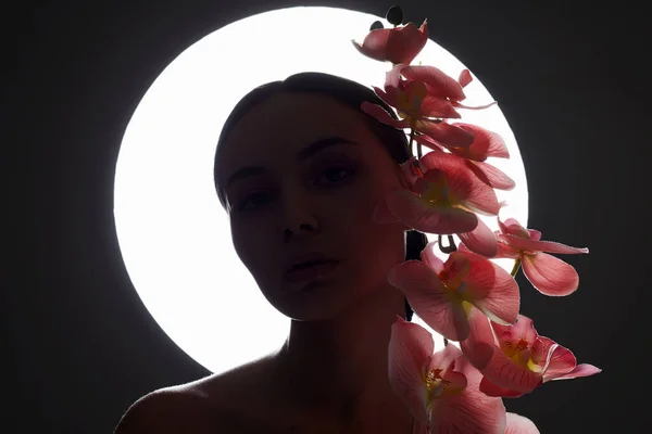 Hermosa Mujer Joven Con Flor Orquídea Silueta Femenina Con Flores —  Fotos de Stock