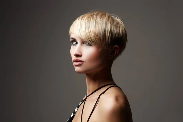 Hermosa Mujer Con Corte Pelo Corto Moda Teñido Pelo Rubio — Foto de Stock